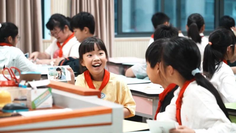 AI Empowers Career Enlightenment: College's Innovative Ideological Education Enters Primary School Classroom